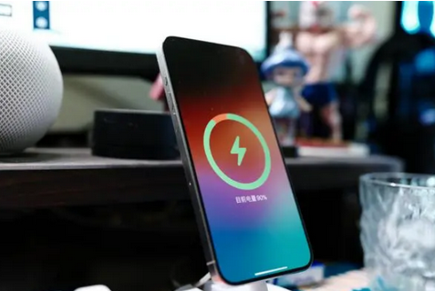 齐干却勒街道苹果15换屏服务分享用什么充电器给iPhone15充电更好 